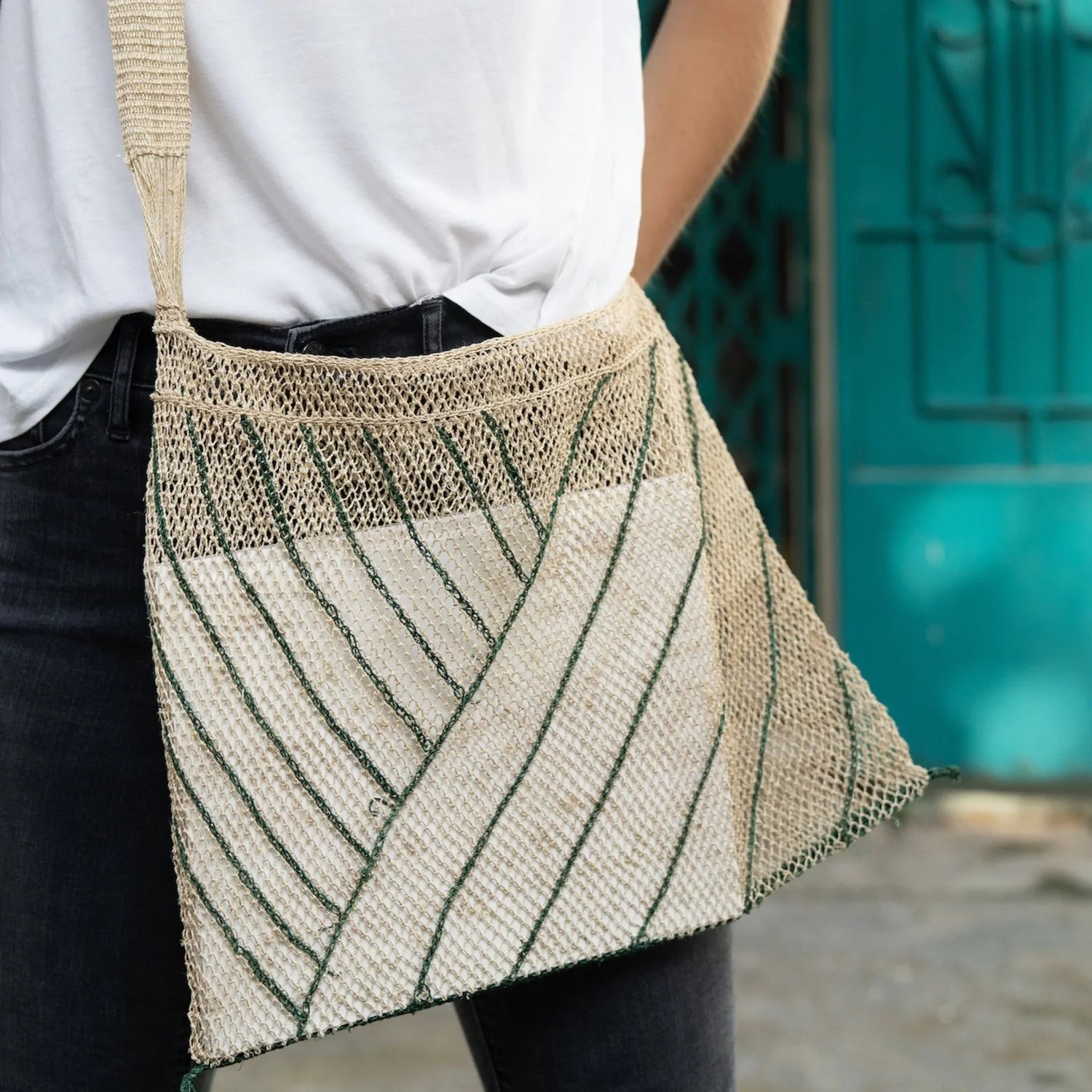 Bolso Kudzu en color natural con rayas en verde. Asa larga de una sola fibra. se puede llevar de bandolera. Cada Bolso esta hecho a mano y no hay dos bolsos exactamente iguales. Lleva una bolsa interior de lino.  100% natural kudzu vid  Medida: Ancho 38 cm. Alto 30 cm. Asa 115 cm  Hecho a mano en Laos