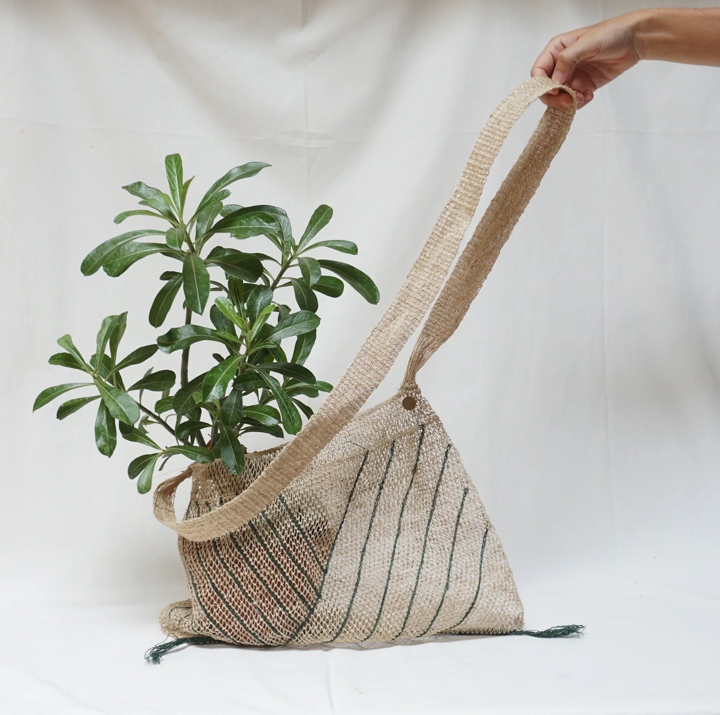 Bolso Kudzu en color natural con rayas en verde. Asa larga de una sola fibra. se puede llevar de bandolera. Cada Bolso esta hecho a mano y no hay dos bolsos exactamente iguales. Lleva una bolsa interior de lino.  100% natural kudzu vid  Medida: Ancho 38 cm. Alto 30 cm. Asa 115 cm  Hecho a mano en Laos